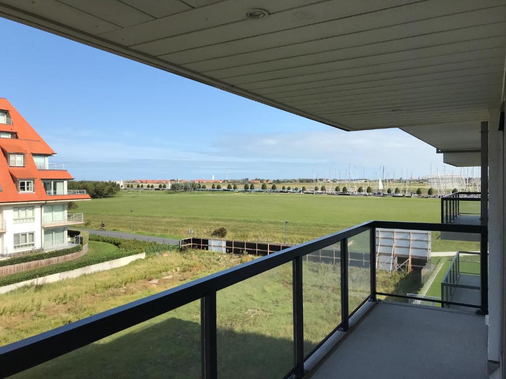 
A balcony or terrace at Residentie Jalina Nieuwpoort
