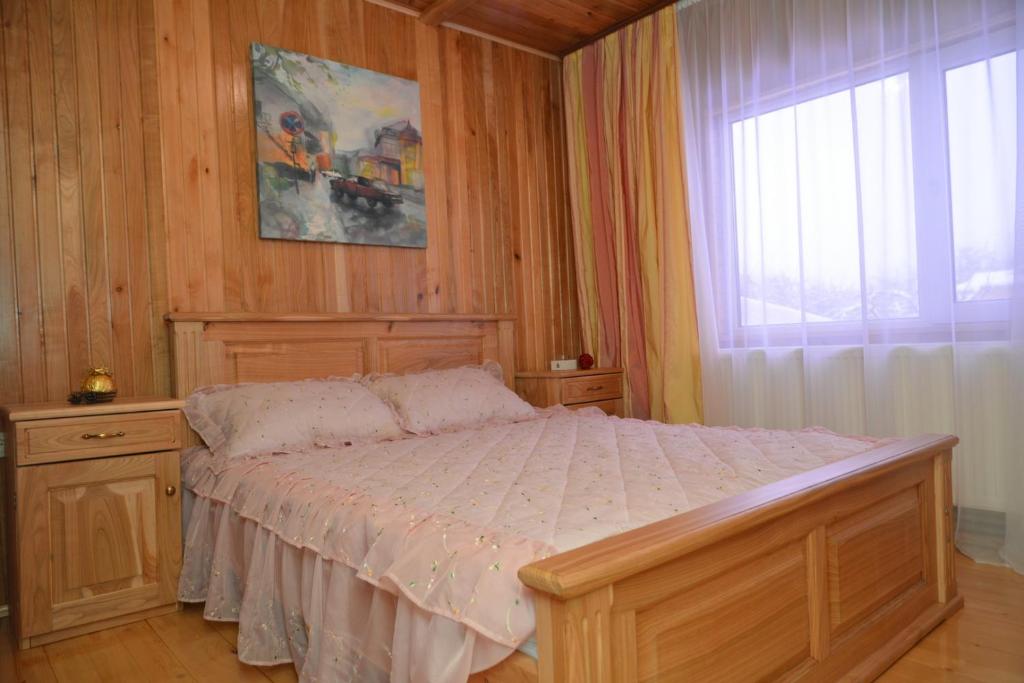Postel nebo postele na pokoji v ubytování Котедж Соняшник