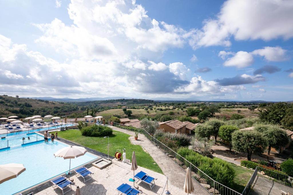 vista para uma piscina num resort em Borgo Magliano Resort em Magliano in Toscana