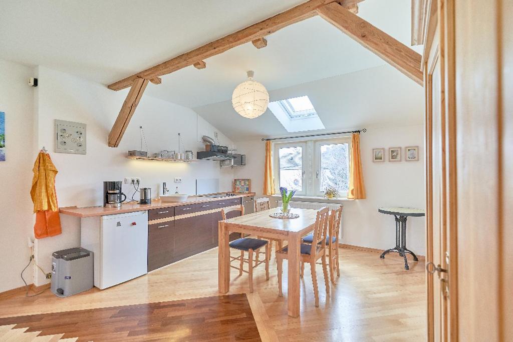 a kitchen and dining room with a table and chairs at Ferienwohnung Neukölln in Berlin