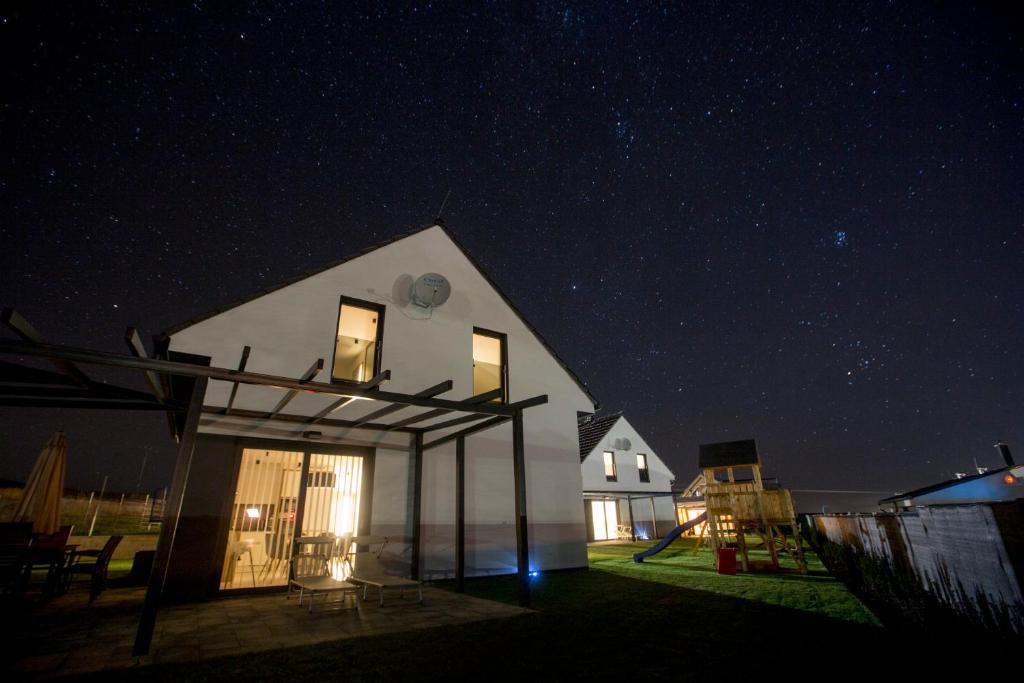 ein Haus in der Nacht mit Sternenhimmel in der Unterkunft RELAX TATRAS in Stará Lesná