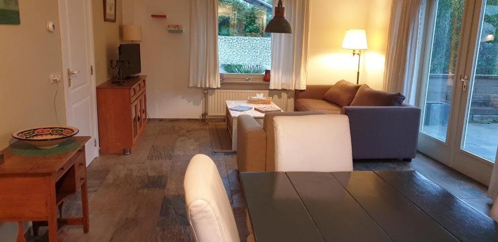 sala de estar con sofá y mesa en Vakantiewoning - B&B 'la bienvenue' in Venlo, Limburg, en Venlo