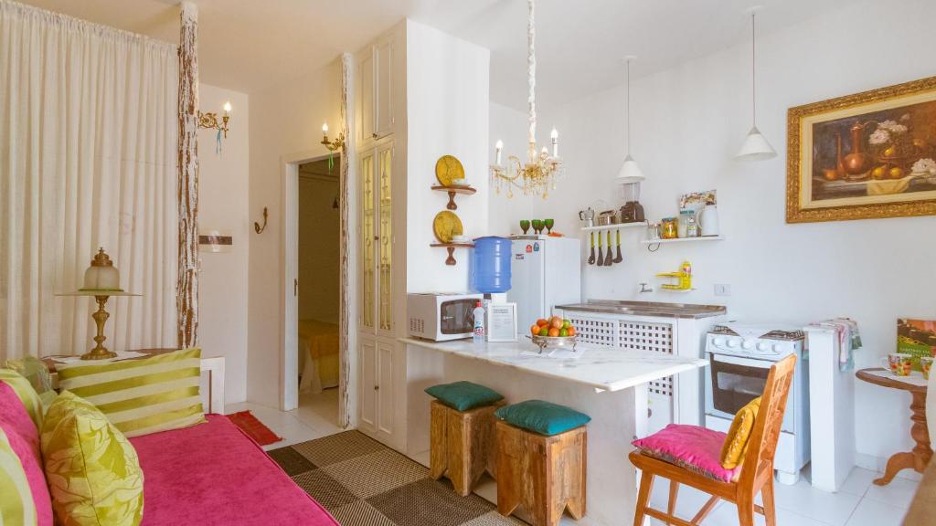 a kitchen with a table and chairs in a room at Apartamento do Washington in Salvador