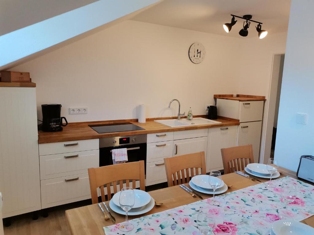 cocina y comedor con mesa y sillas en Ferienwohnung Bene en Oberau