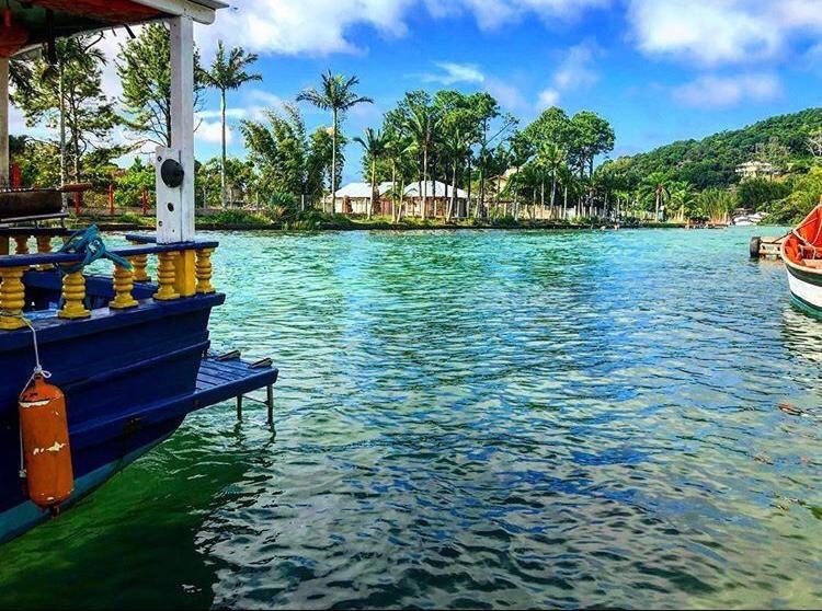 un barco está atracado en un cuerpo de agua en Vibe House Hostel, en Florianópolis