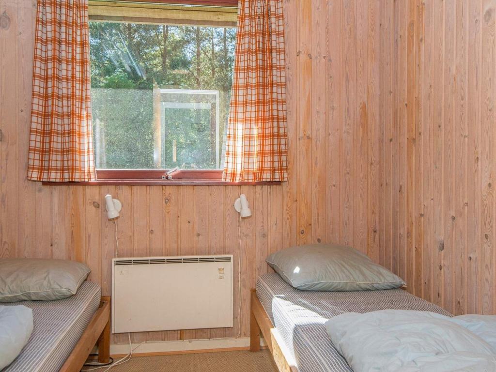 Postel nebo postele na pokoji v ubytování 6 person holiday home in Ørsted-By Traum