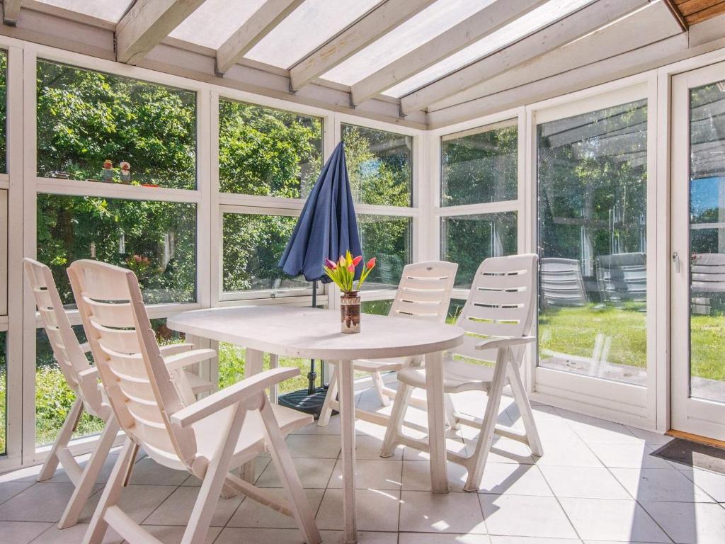 Zahrada ubytování 6 person holiday home in Ørsted-By Traum