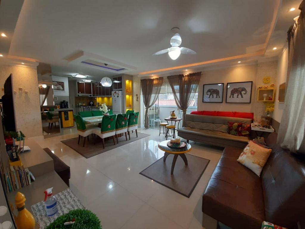 a living room with a couch and a table at Lindo apartamento 3 dorm a 100m da praia de Perequê in Porto Belo
