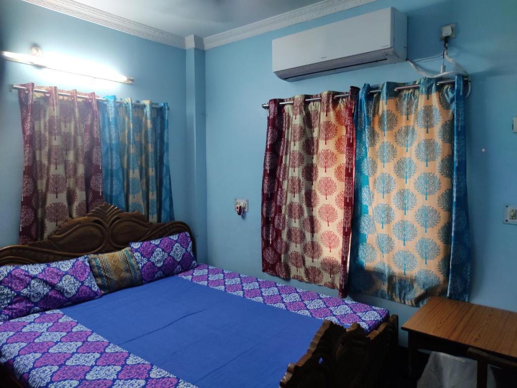 Postel nebo postele na pokoji v ubytování Kiran Guest House