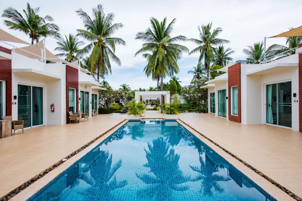 uma piscina de beiral infinito no quintal de uma villa em The Beach Village Resort em Sam Roi Yot