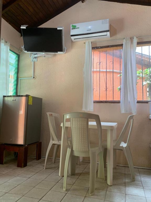 TV a/nebo společenská místnost v ubytování Cabañas Ecologicas Cayapas