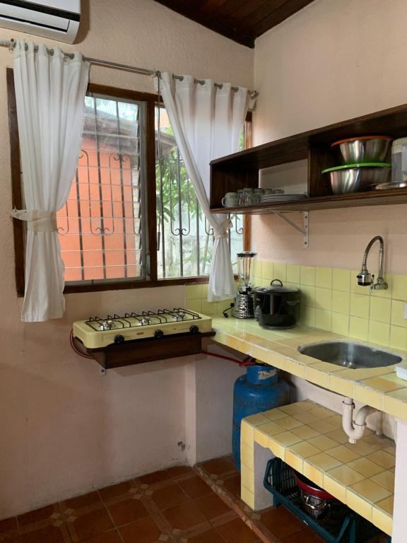 Kuchyň nebo kuchyňský kout v ubytování Cabañas Ecologicas Cayapas