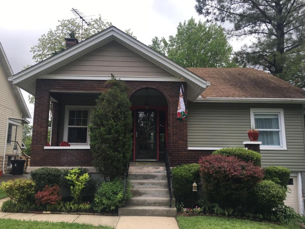 una casa con una bandera en la puerta en Charming home in Derby city, en Louisville