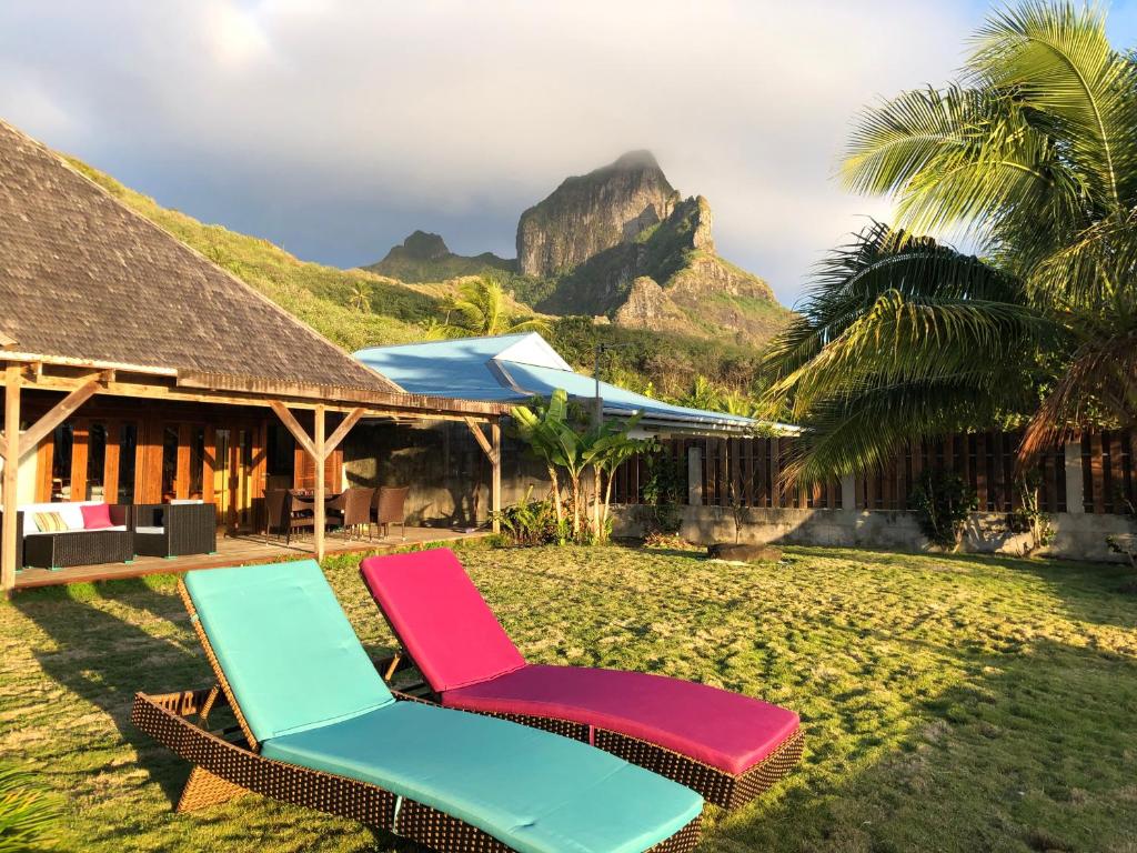 - deux chaises longues installées en face du complexe dans l'établissement Bora Bora waterfront sunrise villa, à Bora Bora
