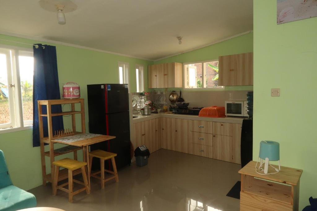 Kuchyň nebo kuchyňský kout v ubytování Arya's Surf Camp Cimaja