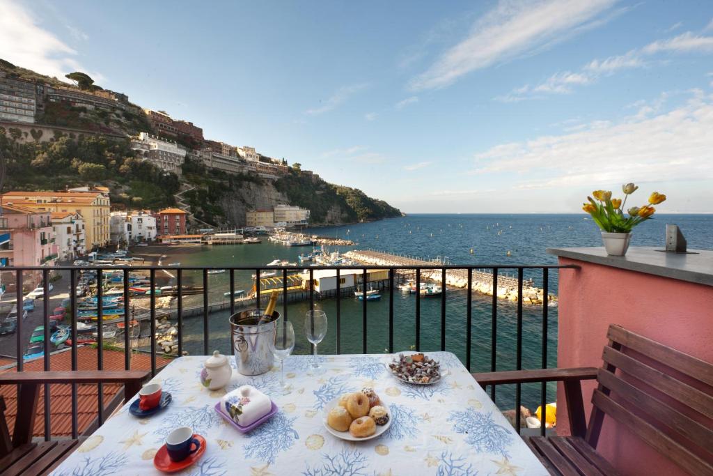 - une table sur un balcon avec vue sur l'océan dans l'établissement Casa Gilda, à Sorrente