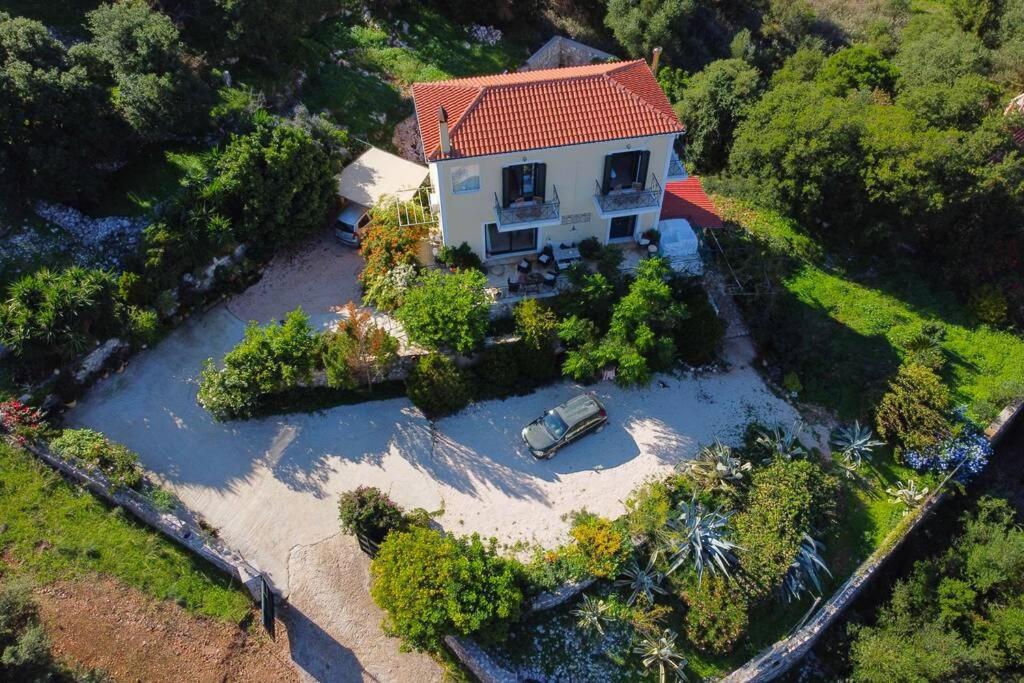 una vista aérea de una casa con un coche en la playa en Villa Hara, en Agia Efimia