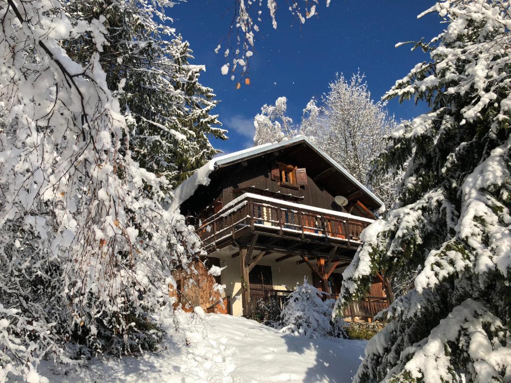 uma cabana de madeira na neve com árvores cobertas de neve em Chalet Le Doux Si, Large Self-Contained Apartment, 2km from Doucy-Combelouvière and close to Valmorel em La Lechere