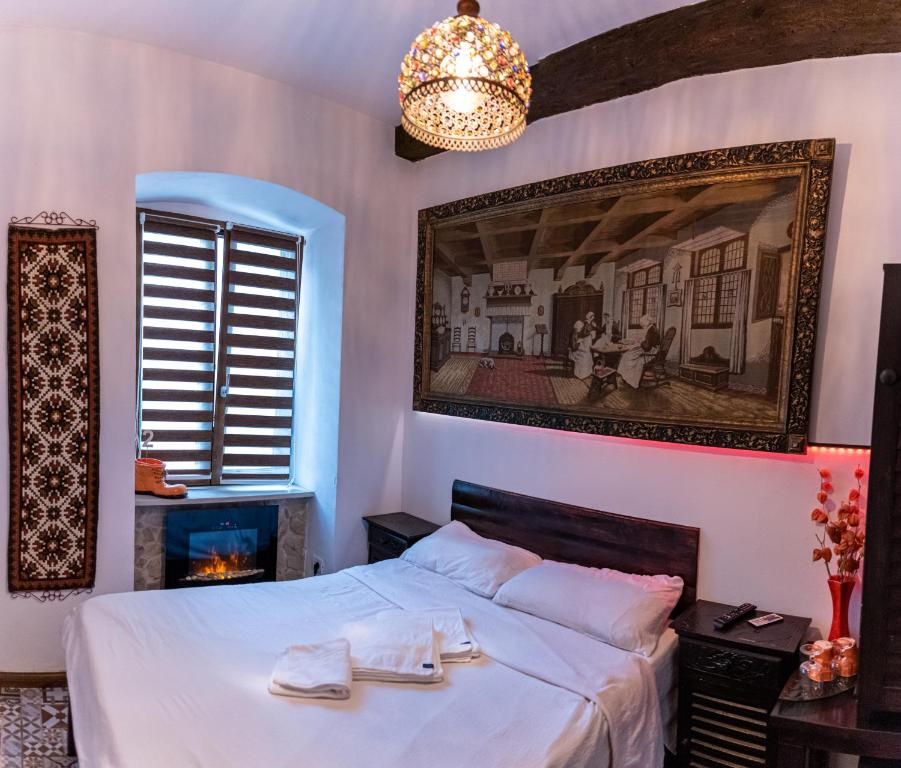 ein Schlafzimmer mit einem Bett und einem Bild an der Wand in der Unterkunft Luky 12 in Braşov