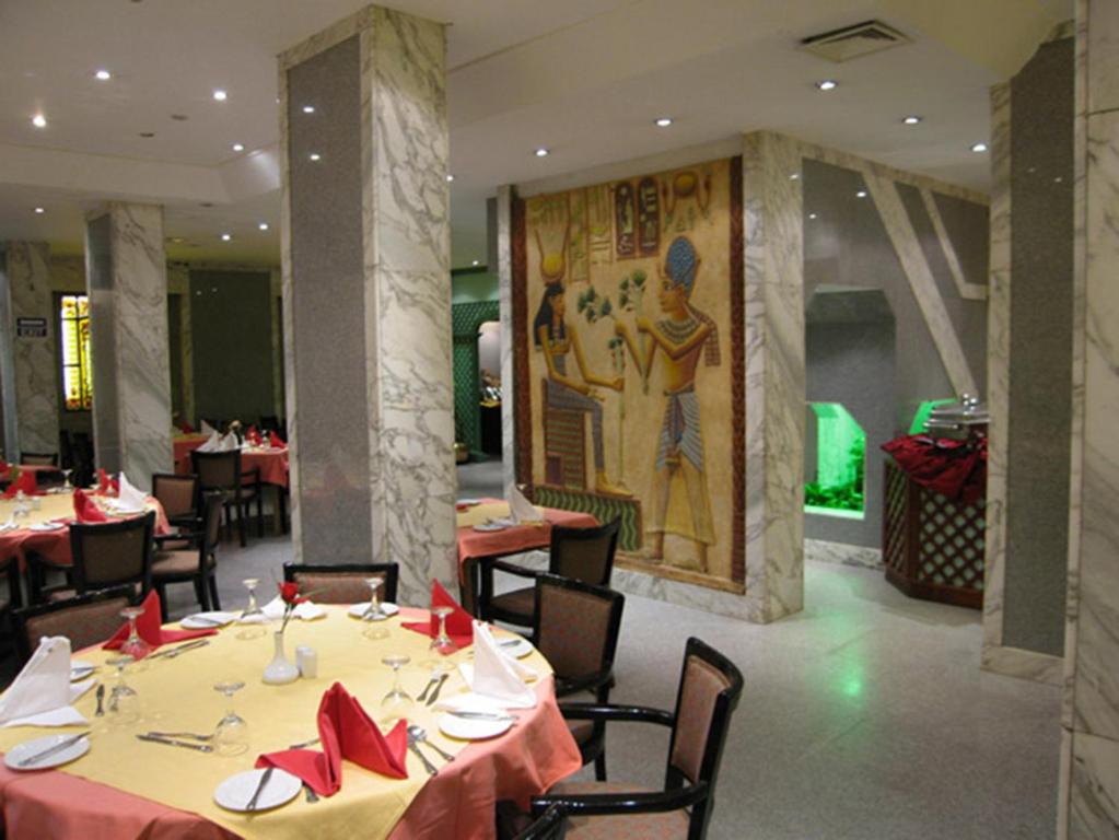 Restaurace v ubytování Philippe Luxor Hotel