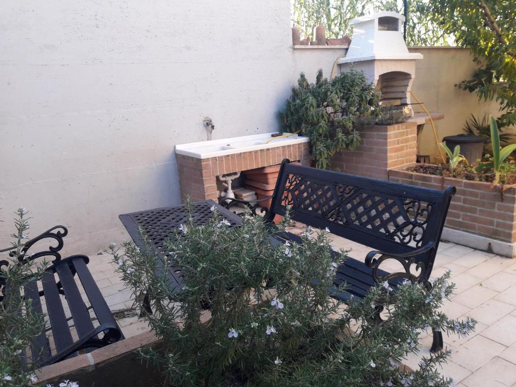 A garden outside Villetta con giardino e parcheggio coperto
