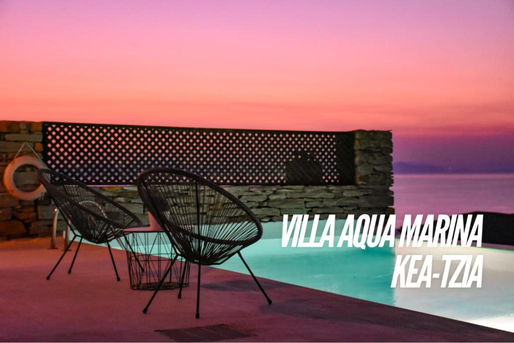 een paar stoelen naast een tafel bij Villa Aqua Marina in Vourkari