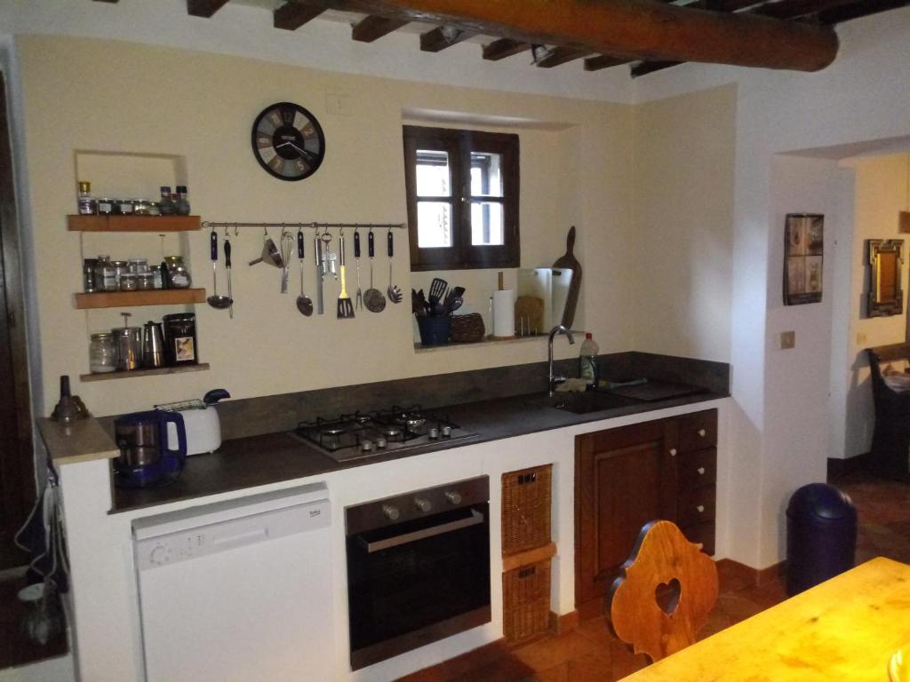 Kuchnia lub aneks kuchenny w obiekcie Le Querciolaie Monte Cavallo - entire house