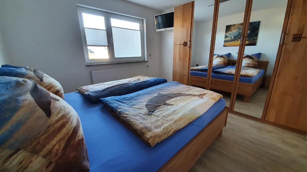 Schnetter Hummel, Apartment 1 في ماسيربيرغ: غرفة نوم بسريرين ومرآة
