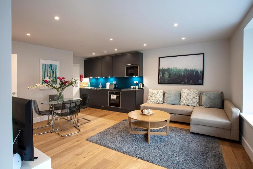 - un salon avec un canapé et une table dans l'établissement Hampden Apartments - The Edward, à Windsor