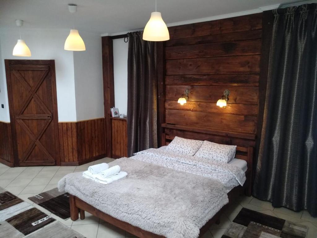 クリスティアンにあるstudio Cristian-Brasovの木製の壁のベッドルーム1室(ベッド2台付)