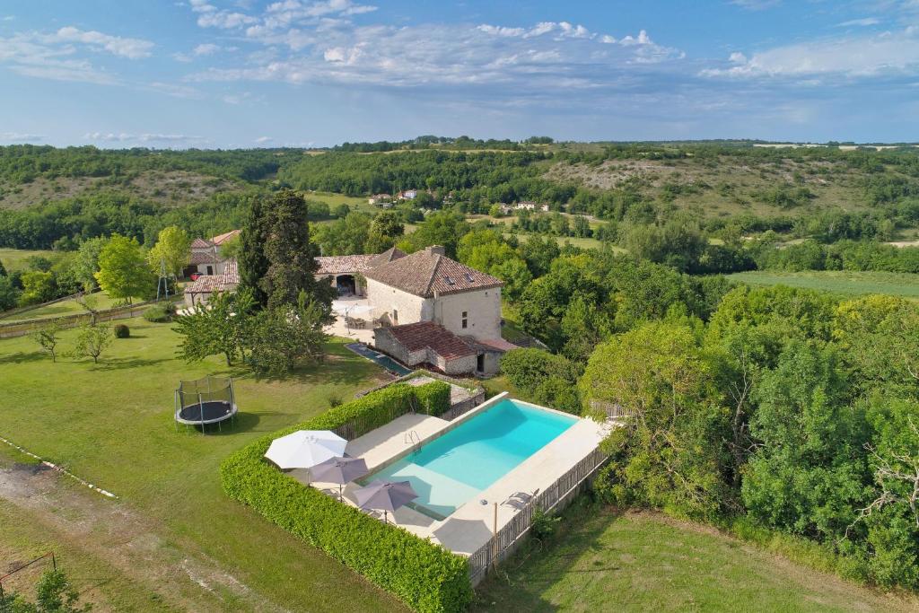 an aerial view of a house with a swimming pool at Gîte Manoir in Bouloc