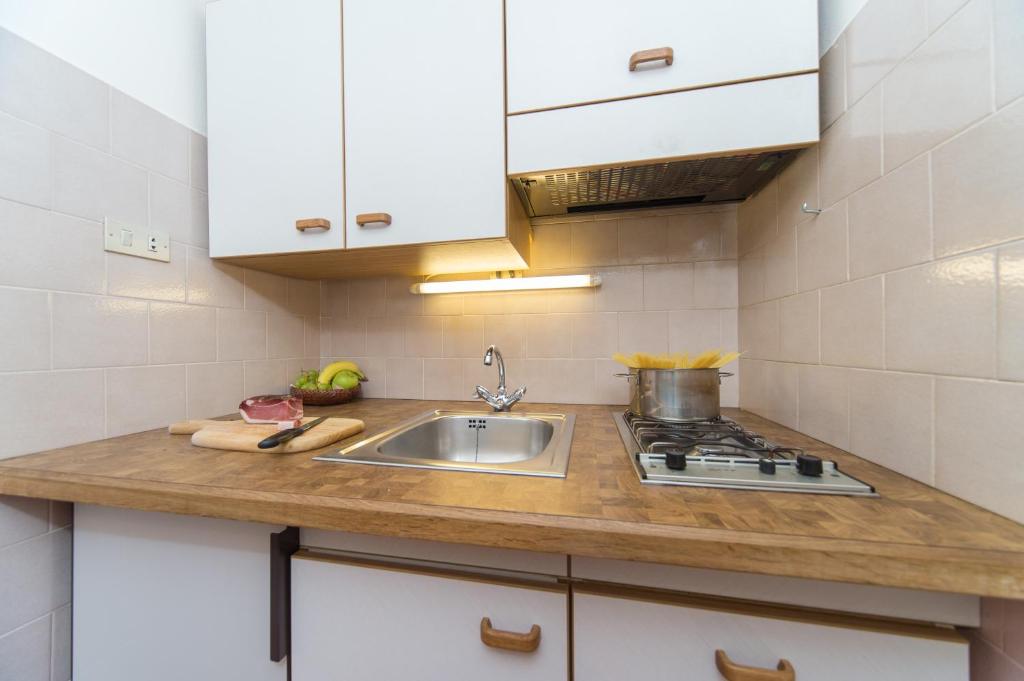 Kuchyň nebo kuchyňský kout v ubytování Kedul Lodge