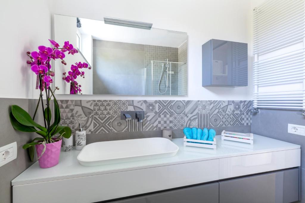 A bathroom at Design Villa in Piedimonte Etneo
