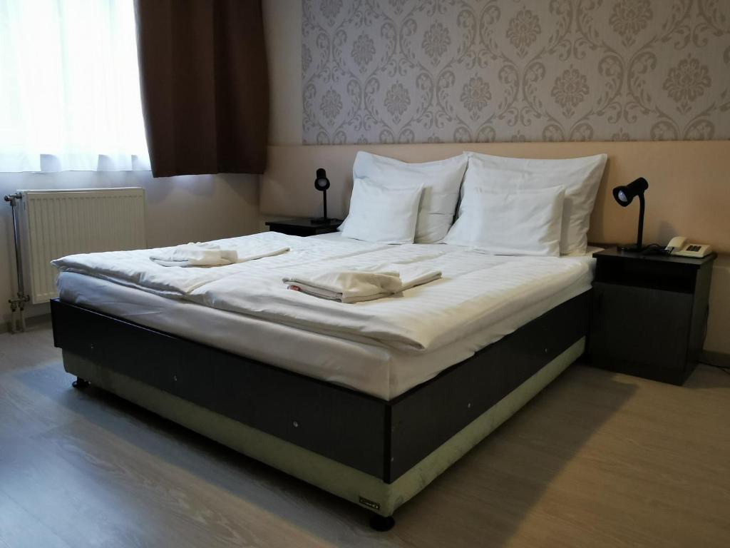 Postel nebo postele na pokoji v ubytování Patyi Étterem és Hotel