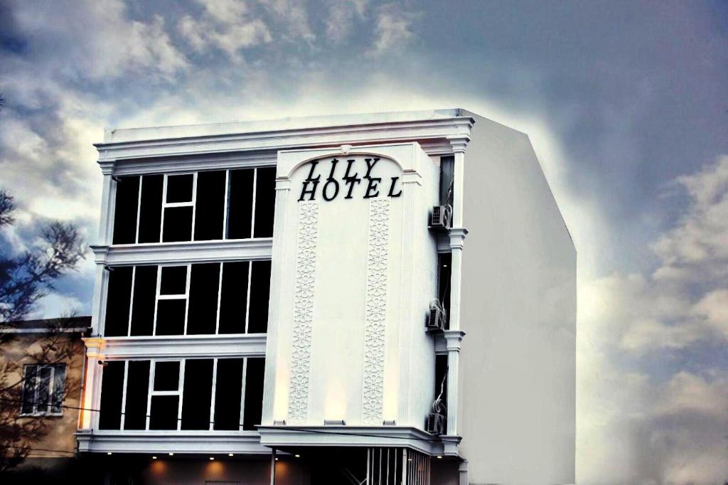 un edificio blanco con un cartel de hotel en lily airport otel en Arnavutköy