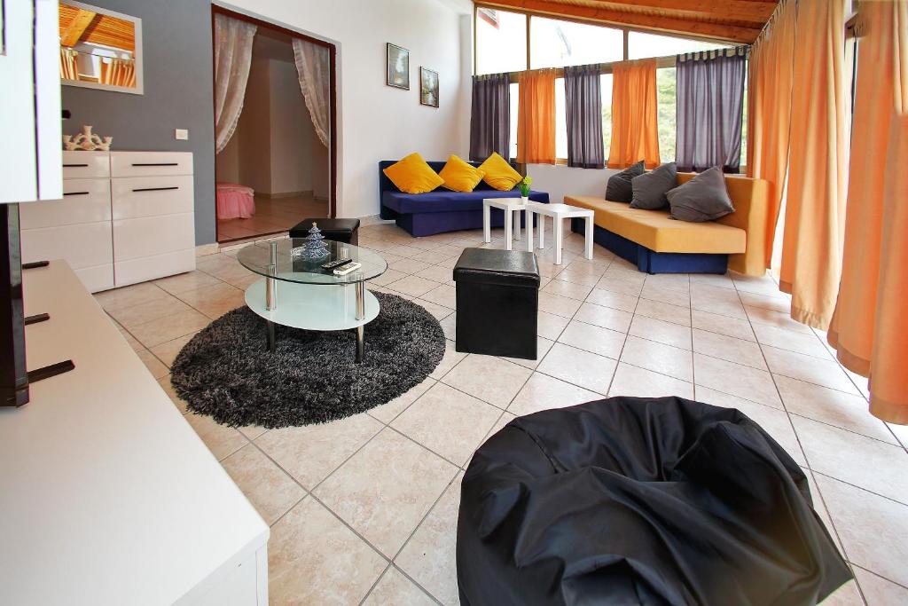 - un salon avec un canapé et une table dans l'établissement Apartmani Vera, à Bibinje