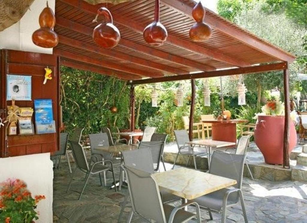 A restaurant or other place to eat at Summer Lodge