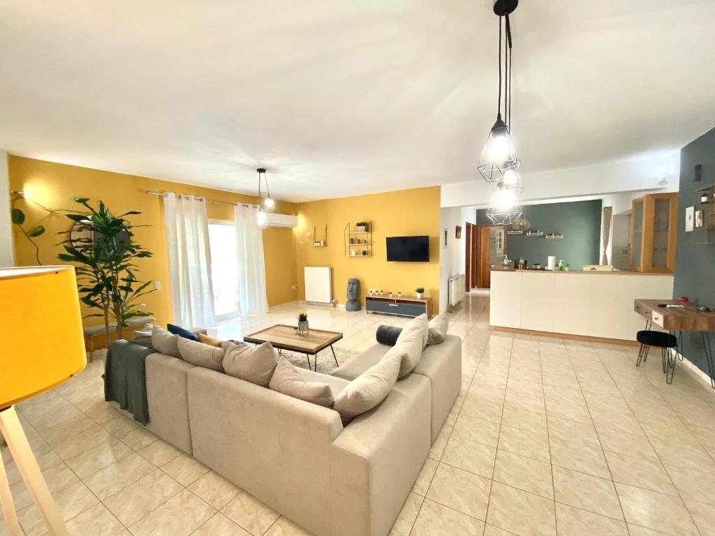 - un grand salon avec un canapé et une table dans l'établissement Anastasias house near Athens airport, à Spáta