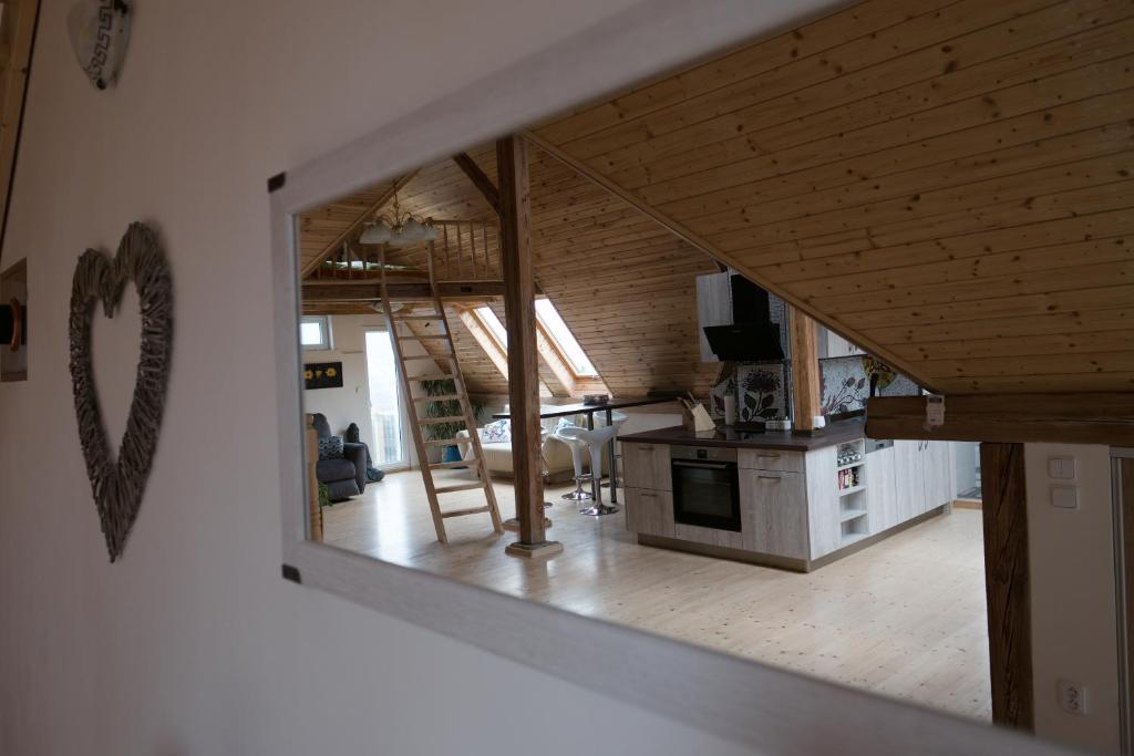Kuchyň nebo kuchyňský kout v ubytování art-house 3 attic apartment with terrace