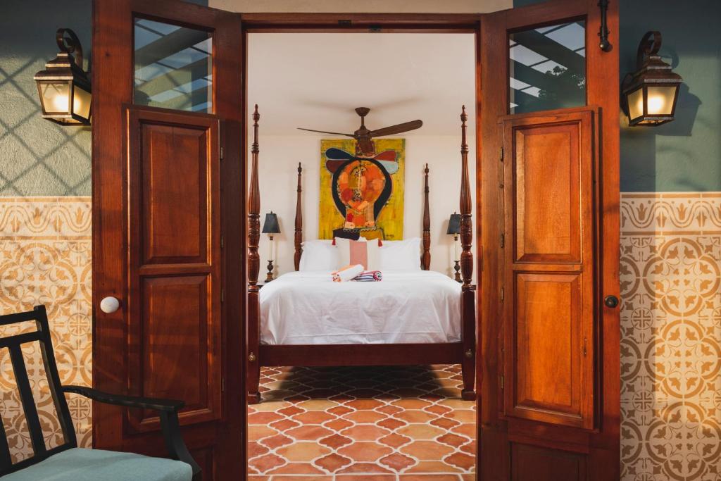 Schlafzimmer mit einem Bett mit Wandgemälde in der Unterkunft Puertas in Vieques