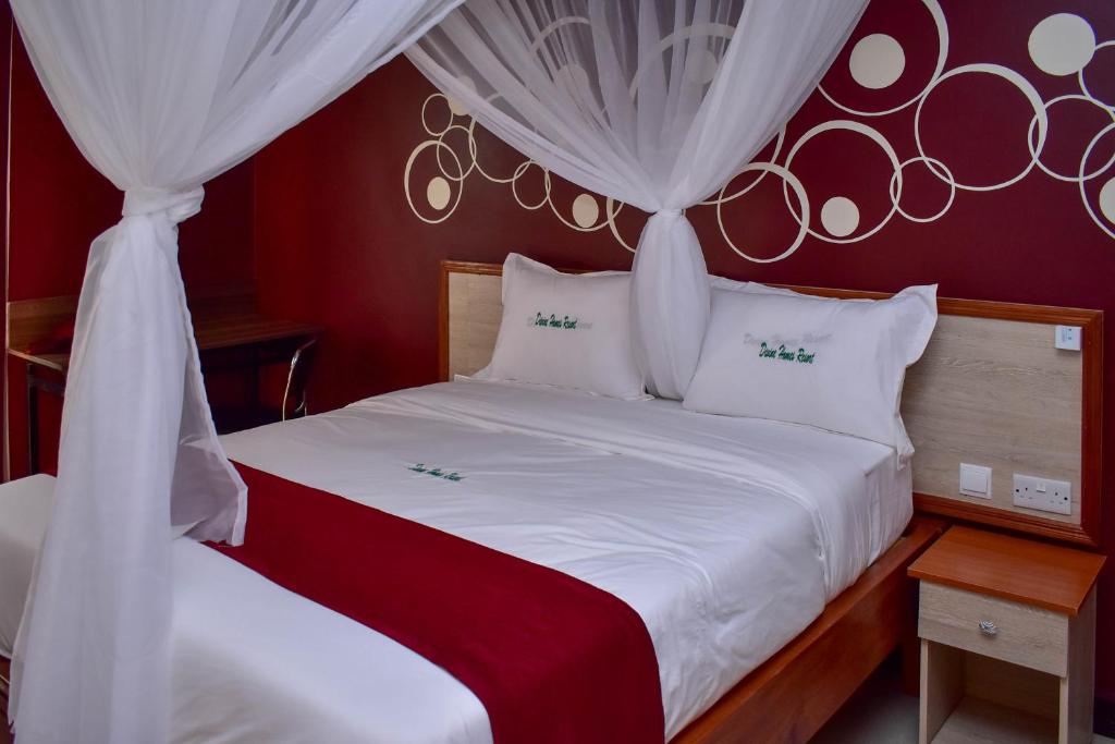 Postel nebo postele na pokoji v ubytování Divine Homes Resort Kisumu
