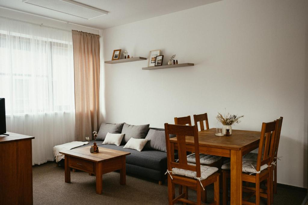 sala de estar con sofá y mesa en Apartmány Pod Kopcem - Monínec en Moninec
