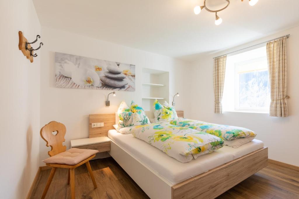 een slaapkamer met een bed en een raam bij Appartments zum Beck in Eggen