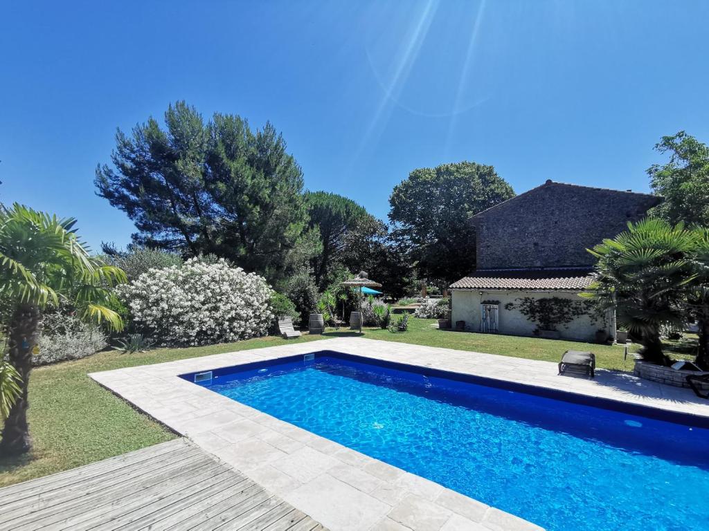 - une piscine dans la cour d'une maison dans l'établissement La Roulotte de Negra, à Montesquieu-Lauragais