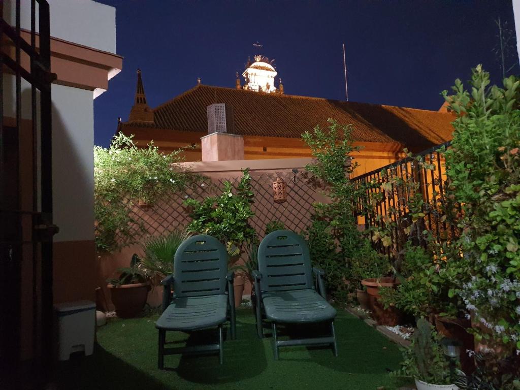 - deux chaises assises la nuit dans la cour arrière d'une maison dans l'établissement Ático San Clemente, à Séville
