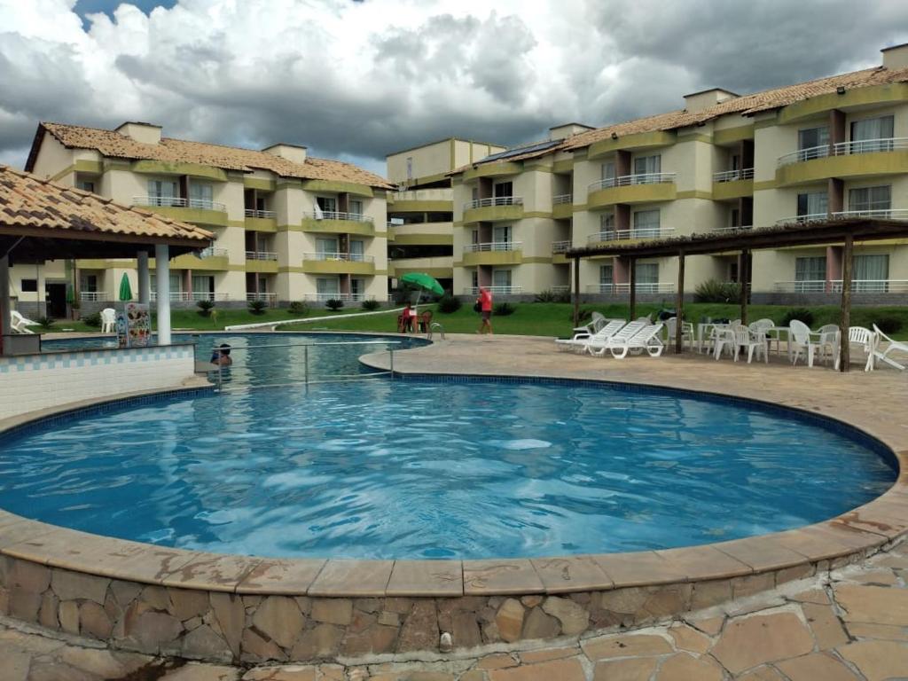 una gran piscina frente a un hotel en Parque ALDEIA DAS ÁGUAS Village flat, en Barra do Piraí