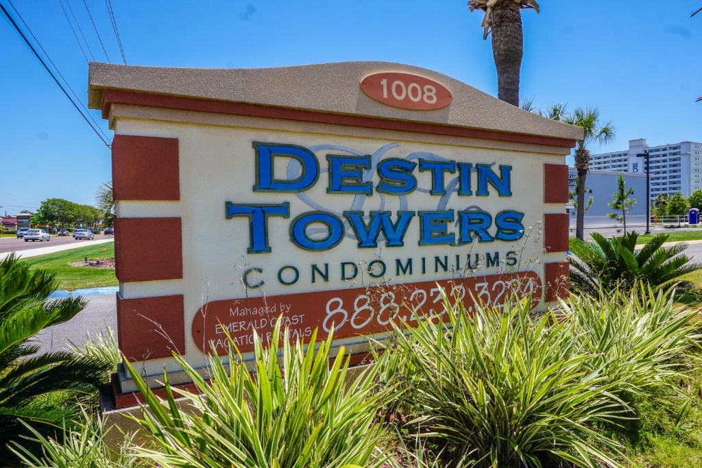 um sinal para um condomínio de torres de design em Destin Towers - MIDDLE UNIT ON THE BEACH! em Destin