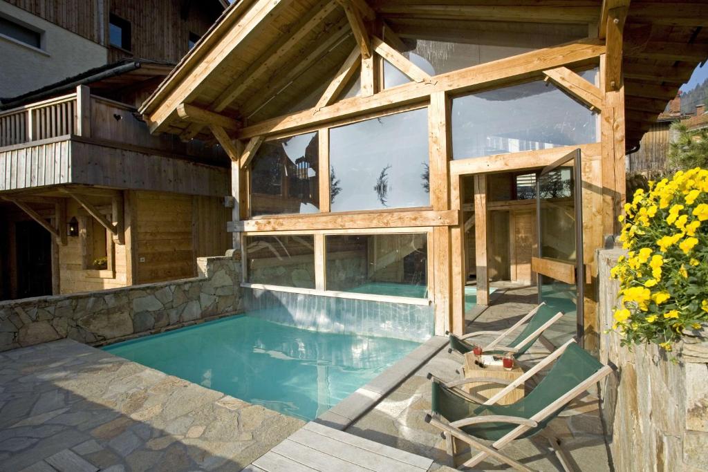 Bazén v ubytování Best Western Chalet les Saytels nebo v jeho okolí
