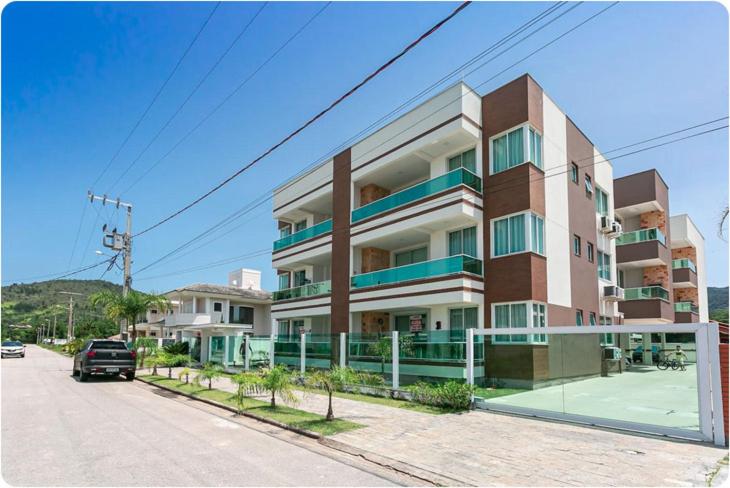  Ótimo apartamento na linda praia de Palmas SC com sacada e 2 garagens