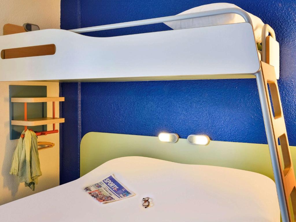 Uma ou mais camas em beliche em um quarto em ibis budget Versailles - Trappes